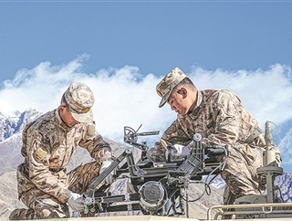 陆军某团军士骨干开展装备维护保养工作（资料照片）。段 洁摄