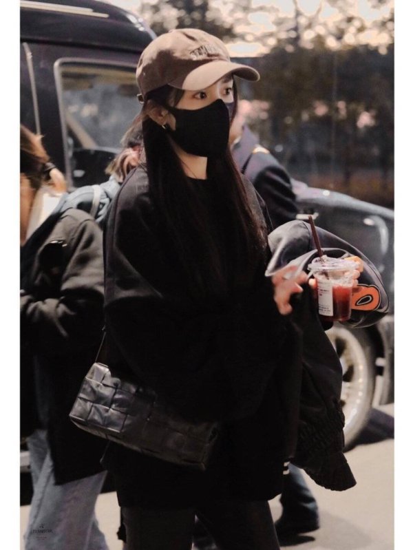 短线股票配资 杨幂机场素颜照疯传！黑眼圈明显唇色暗沉，粉丝急呼：姐姐太累了？